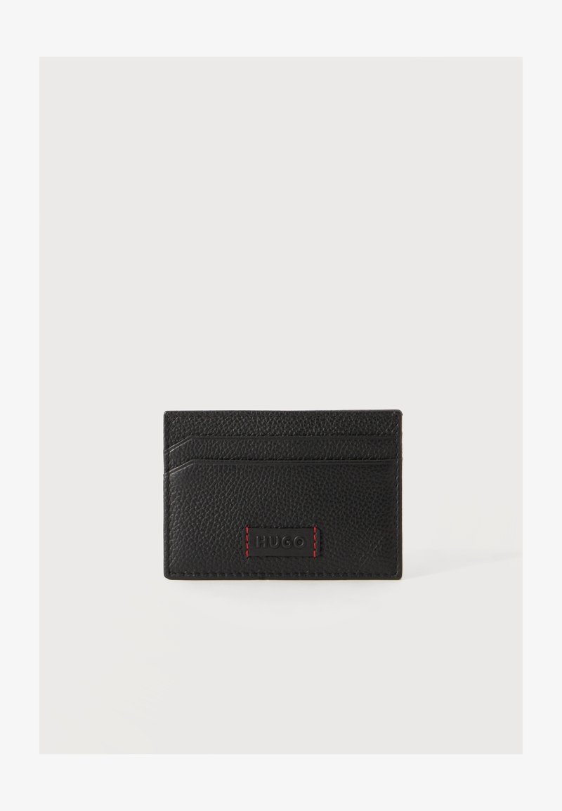 Porte-cartes en cuir noir texturé avec trois emplacements pour cartes et un petit patch rectangulaire avec le logo Hugo et une couture rouge à l'avant.