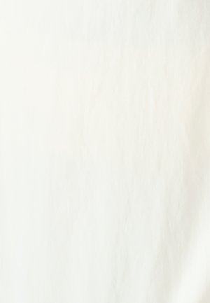 Effen witte textuur met subtiele kreukels en enkele lichte schaduwen.