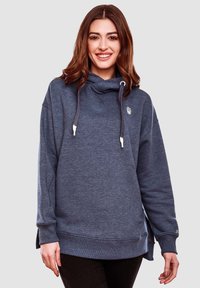 Sudadera azul oscura con cuello tipo cowl, cordones, aberturas laterales y un detalle de logo blanco en el pecho, hecha de una tela suave y texturizada.
