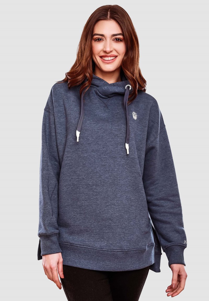 Sudadera azul oscura con cuello tipo cowl, cordones, aberturas laterales y un detalle de logo blanco en el pecho, hecha de una tela suave y texturizada.