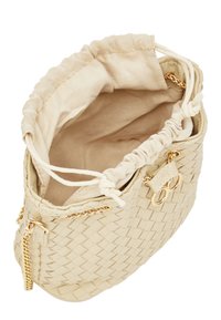 Beige vævet læder håndtaske med blød indvendig foring, snorelukning og accenter i guld-tone hardware. Kompakt cylindrisk form.