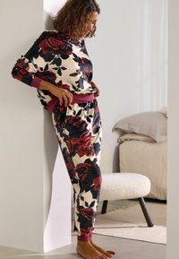 Next REGULAR FIT SET - Pyžamo - ecru red floral