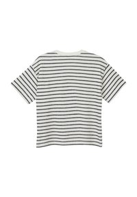 Camiseta de manga corta a rayas en blanco y gris oscuro, con un cuello redondo. La tela tiene una textura suave con rayas horizontales.