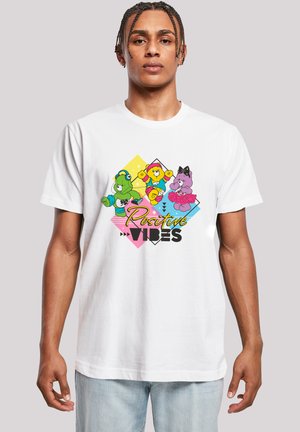 Weißes Baumwoll-T-Shirt mit bunten Cartoon-Bären in verschiedenen Posen, begleitet von fettem Text "Positive Vibes", vor geometrischen Formen.