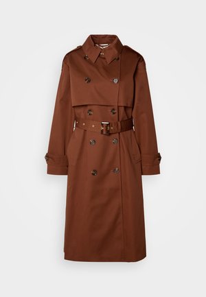 Pruun trench coat, millel on topeltkülje disain, suur krae, vööga talje ja nööpidega mansetid. Valmistatud siledast kangast, küljes on küljetaskud.