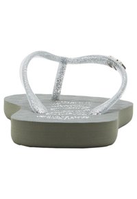 Grå gummistroppesandal med en struktureret fodseng og gennemsigtige glitrende stropper, prydet med et hjerteformet design og minimalistisk stil.