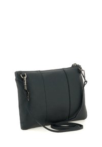 Borsa a tracolla in pelle nera con finitura testurizzata, dotata di una lunga tracolla e chiusura con cerniera. Design semplice con sottili dettagli cuciti.