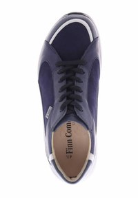 Dunkelblaue Freizeit-Sneaker mit schwarzen Schnürsenkeln, weißen Akzenten und beigem Innenbereich, von oben auf weißem Hintergrund betrachtet.
