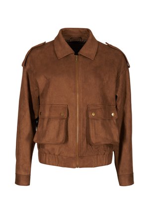 Chaqueta de ante marrón con cierre de cremallera en el frente, dos grandes bolsillos frontales y hombreras. Presenta un dobladillo y puños acanalados.