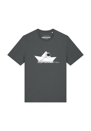 T-shirt gris foncé avec une illustration d'un bateau en papier blanc flottant sur l'eau et un petit astronaute assis à l'intérieur du bateau.