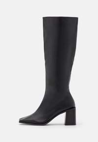 Czarny, wysokiej cholewki but wykonany z gładkiej skóry, z kwadratowym noskiem i szerokim obcasem, charakteryzujący się bezszwowym wzornictwem i eleganckim wykończeniem.