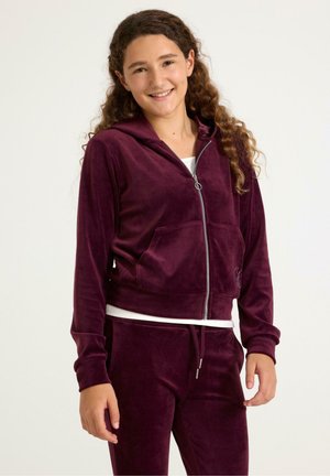 Paarse velours zip-up hoodie met een voorzak en geribde mouwen, gecombineerd met bijpassende velours broek. Gladde textuur, casual pasvorm.