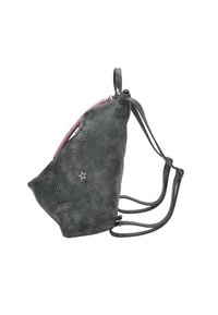 Sac noir texturé avec une fermeture éclair rose, présentant des accents en étoile et des bretelles ajustables. Design compact et de forme unique.