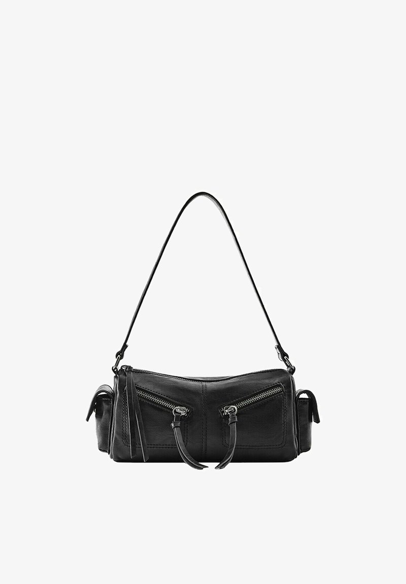 Sac à main en cuir noir avec une bandoulière unique et deux poches avant zippées avec de longues tirettes.