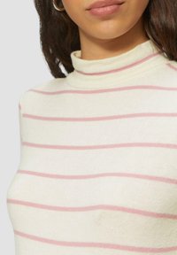 Weißer Pullover mit rosa horizontalen Streifen, hoher Kragen und weicher Textur, Schwerpunkt auf dem oberen Brustbereich.