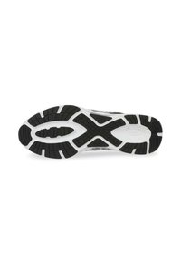 Sportliche Sneaker mit einer flexiblen schwarzen Gummisohle. Obermaterial mit einem grauen Mesh-Design, weißen Akzenten und strukturierten Mustern für besseren Grip.