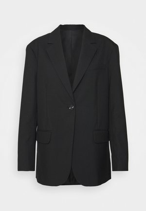 Blazer noir à un bouton avec revers à cran, deux poches à rabat à l'avant et manches longues, présenté sur fond blanc.