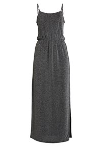 Robe maxi noire avec une texture brillante, présentant des fines bretelles, une taille élastiquée et une fente sur le côté pour faciliter le mouvement.