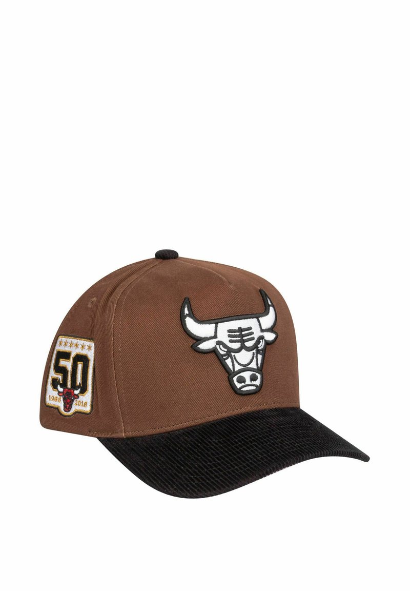 Brauner Baseballschläger mit einem schwarzen Cordura-Schirm, versehen mit einem weißen gestickten Stier-Logo und einem Gedenkabzeichen zum 50-jährigen Jubiläum auf der Seite.