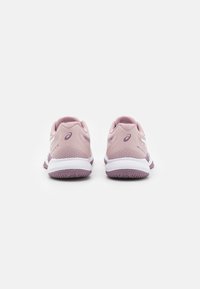 Zapatillas deportivas rosas con una parte superior de malla texturizada, acentos blancos y suela de goma. Cuenta con un cuello acolchado y un logotipo en el talón.