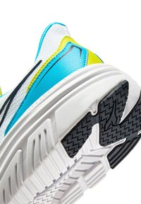 Scarpa da ginnastica con tomaia in mesh bianco con accenti blu, gialli e neri, suola esterna texturizzata con profondi motivi di battistrada per una migliore aderenza.