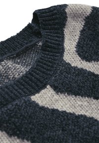 Maglione lavorato a maglia con colletto rotondo a coste. Presenta righe alternate di un blu navy scuro e crema in un tessuto morbido e texturizzato.