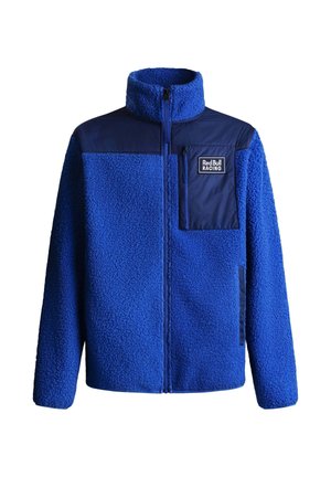 Blauwe fleecejack met een hoge kraag, voorzien van een contrasterende marineblauwe schouderpaneel en borstzak, met een gestructureerde, zachte afwerking en een merklogo.