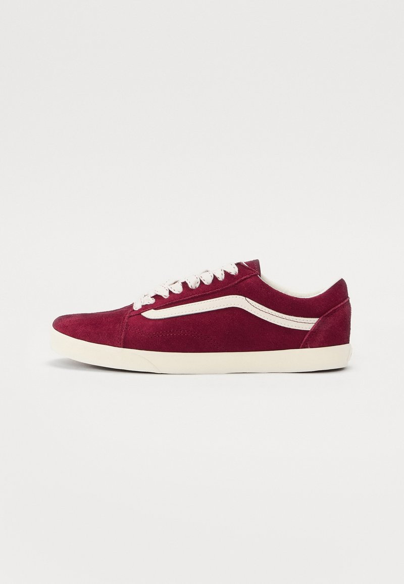 Baskets en daim bordeaux avec lacets blancs, bande latérale ondulée blanche et semelle en caoutchouc blanc cassé, présentées de profil sur un fond uni.