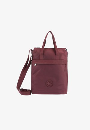Bolso tote burdeos hecho de tela suave, con dos asas superiores, una correa para el hombro ajustable y un acento de logo en la parte inferior.