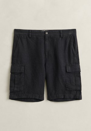 Schwarze Cargoshorts mit vorderem Knopf, Gürtelschlaufen, Seitentaschen und Klappentaschen an jedem Bein, auf neutralem Hintergrund dargestellt.