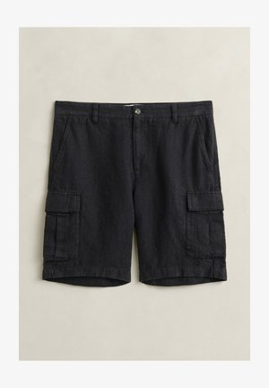 Schwarze Cargoshorts mit vorderem Knopf, Gürtelschlaufen, Seitentaschen und Klappentaschen an jedem Bein, auf neutralem Hintergrund dargestellt.