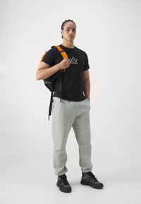 Peak Performance EXPLORE GRAPHIC TEE - Camiseta estampada - black