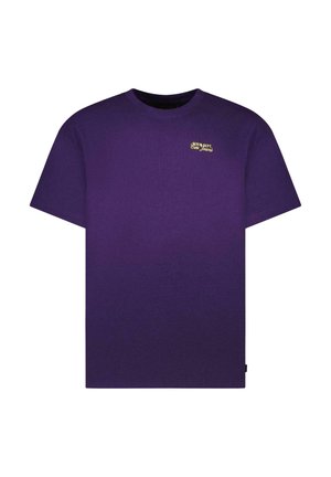 Paarse katoenen T-shirt met korte mouwen, voorzien van een klein geel logo op de borst en een klassieke ronde hals.