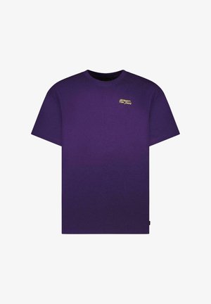 Paarse katoenen T-shirt met korte mouwen, voorzien van een klein geel logo op de borst en een klassieke ronde hals.