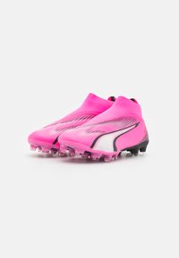 Scarpe da calcio rosa con una parte superiore elegante e stretch, dettagli neri e tacchetti traslucidi per una migliore aderenza sul campo. Design leggero e flessibile.