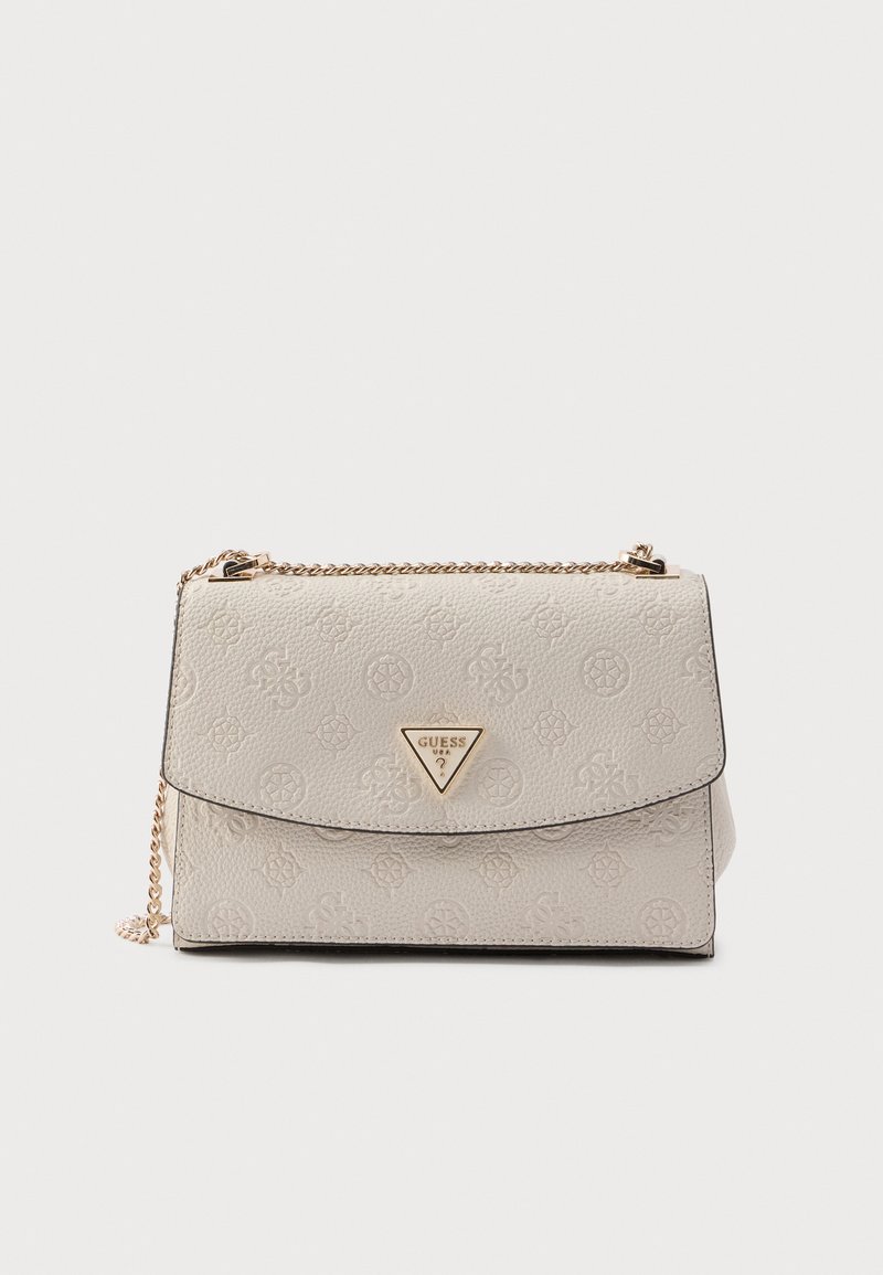 Jasnoszara syntetyczna torebka z tłoczonym wzorem logo, złotym łańcuszkowym paskiem i trójkątną plakietką z logo z przodu.