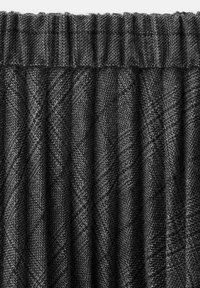 Tela negra texturizada con un diseño plisado que presenta un sofisticado patrón de pata de gallo. Material suave con una cinturilla elástica en la parte superior.