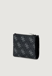 Monedero negro con un acabado texturizado, que presenta un patrón de logo gris y un cierre de cremallera. Forma rectangular con acentos de costura.