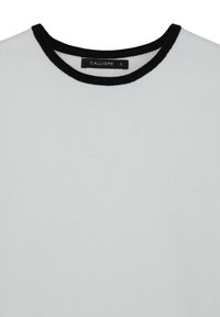 Top bianco a maniche corte con scollatura rotonda a coste nera. Realizzato in tessuto liscio; l'etichetta riporta "CALLIOPE" con taglia "S."