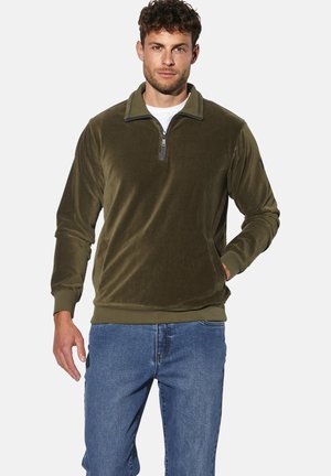 Olivgrüner Fleecepullover mit Reißverschluss am Hals, Seitentaschen, gerippten Bündchen und Saum; weiche Textur, lässige Passform und vielseitiges Design.