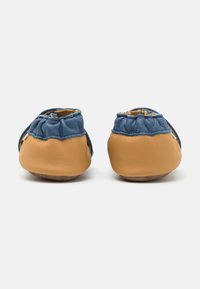 Scarpine in pelle per neonati con una tomaia blu chiaro, tacco in pelle color nocciola, design arricciato sul retro e suole con texture simile alla suede.