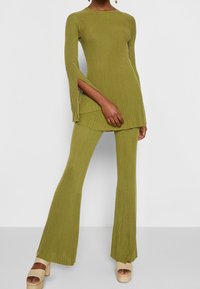 Cult Gaia Pantalon classique - green