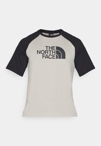 Tričko s krátkým rukávem v světle šedé barvě s černými raglánovými rukávy. Na přední straně se nachází černé logo "THE NORTH FACE". Měkká tkanina.
