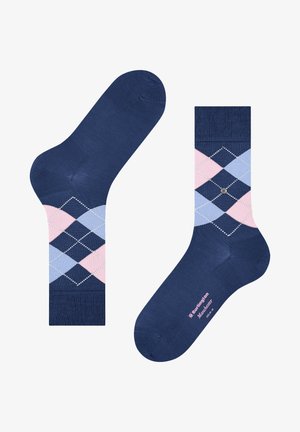 Mørkeblå sokker med et diamant-argyle mønster i lyseblå og pink. Forstærket tå og hæl med logo detaljer nær anklen. Blød tekstur.