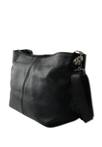 Zwarte leren handtas met een gestructureerde afwerking, rits sluiting en een afneembare schouderband. Heeft een ontspannen ontwerp en minimale hardware.