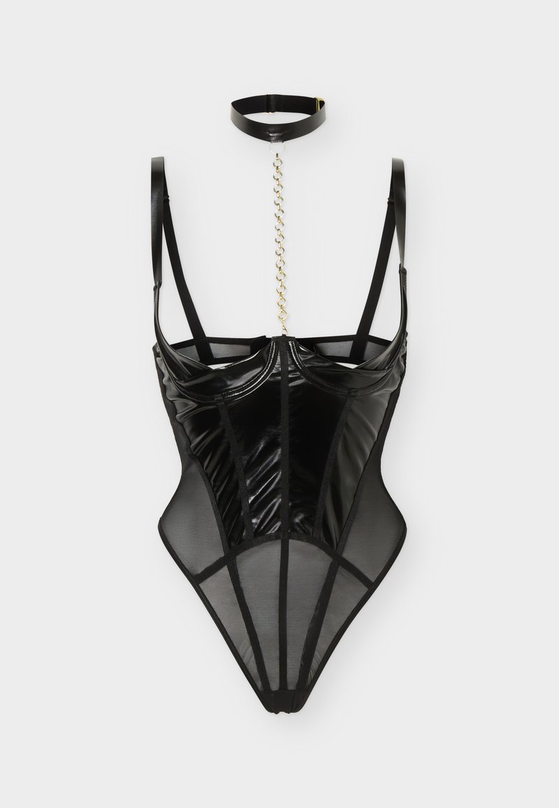 Μαύρο διάφανο και γυαλιστερό κορσέ με ρυθμιζόμενους ιμάντες και ταιριαστό κολιέ συνδεδεμένο με χρυσή αλυσίδα σε απλό φόντο.