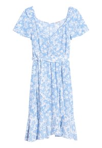 Vestido envolvente azul claro con un patrón floral blanco, mangas cortas abullonadas, escote en V y cinturón de lazo en la cintura.