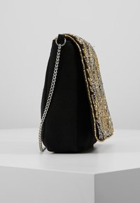 Sort stofhåndtaske med en tekstureret klap af guld- og sølvperler, med en sølvkæderem og en rundet bund.