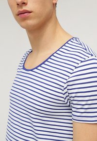 Herren T-Shirt mit kurzen Ärmeln in Weiß mit blauen horizontalen Streifen. Verfügt über einen Rundhalsausschnitt und ein weiches Baumwollmaterial, das eng am Körper anliegt.