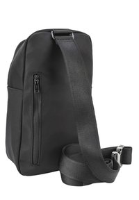 Borsa a spalla in tessuto nero con forma rettangolare, dotata di una tasca con zip e di una tracolla intrecciata. Texture liscia, design minimale.